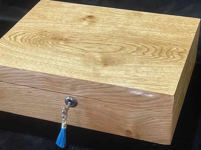 8 watch box in solid wood, choice of linings, quality fittings